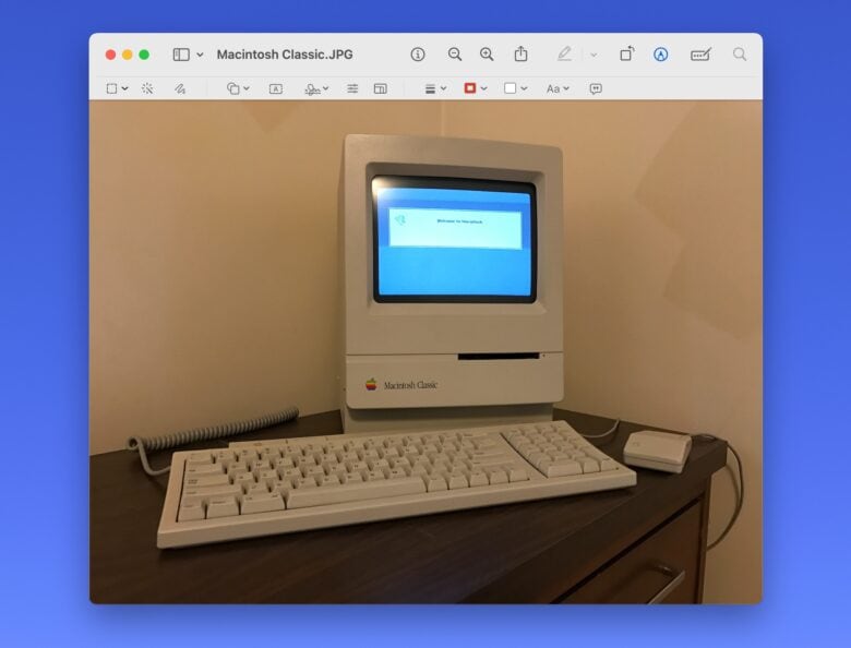 Markup-Symbolleiste in der Vorschau auf einem Foto eines Macintosh Classic