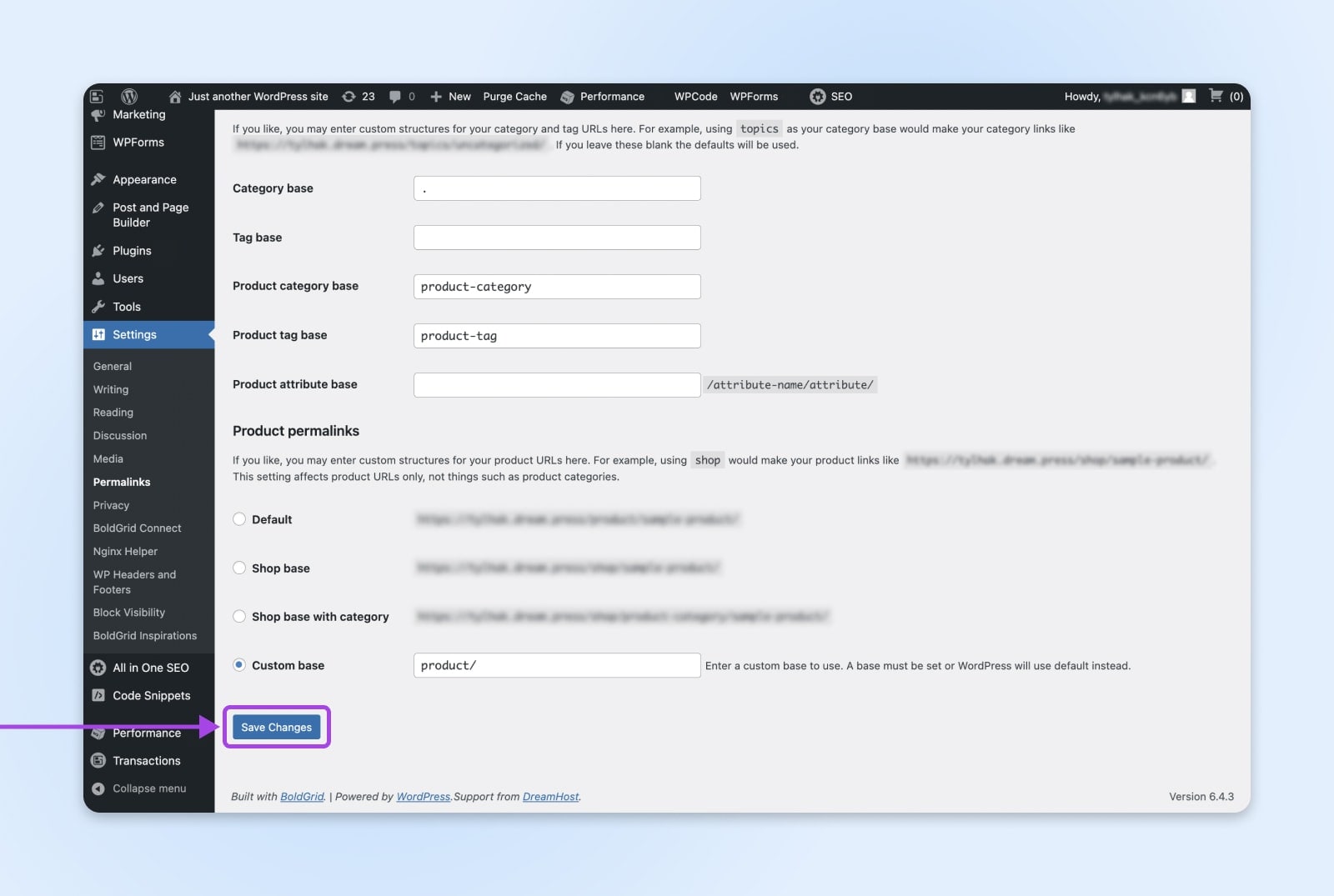 Ein violetter Pfeil zeigt auf die blaue Schaltfläche „Änderungen speichern“ auf der Seite „Einstellungen“ des WordPress-Dashboards