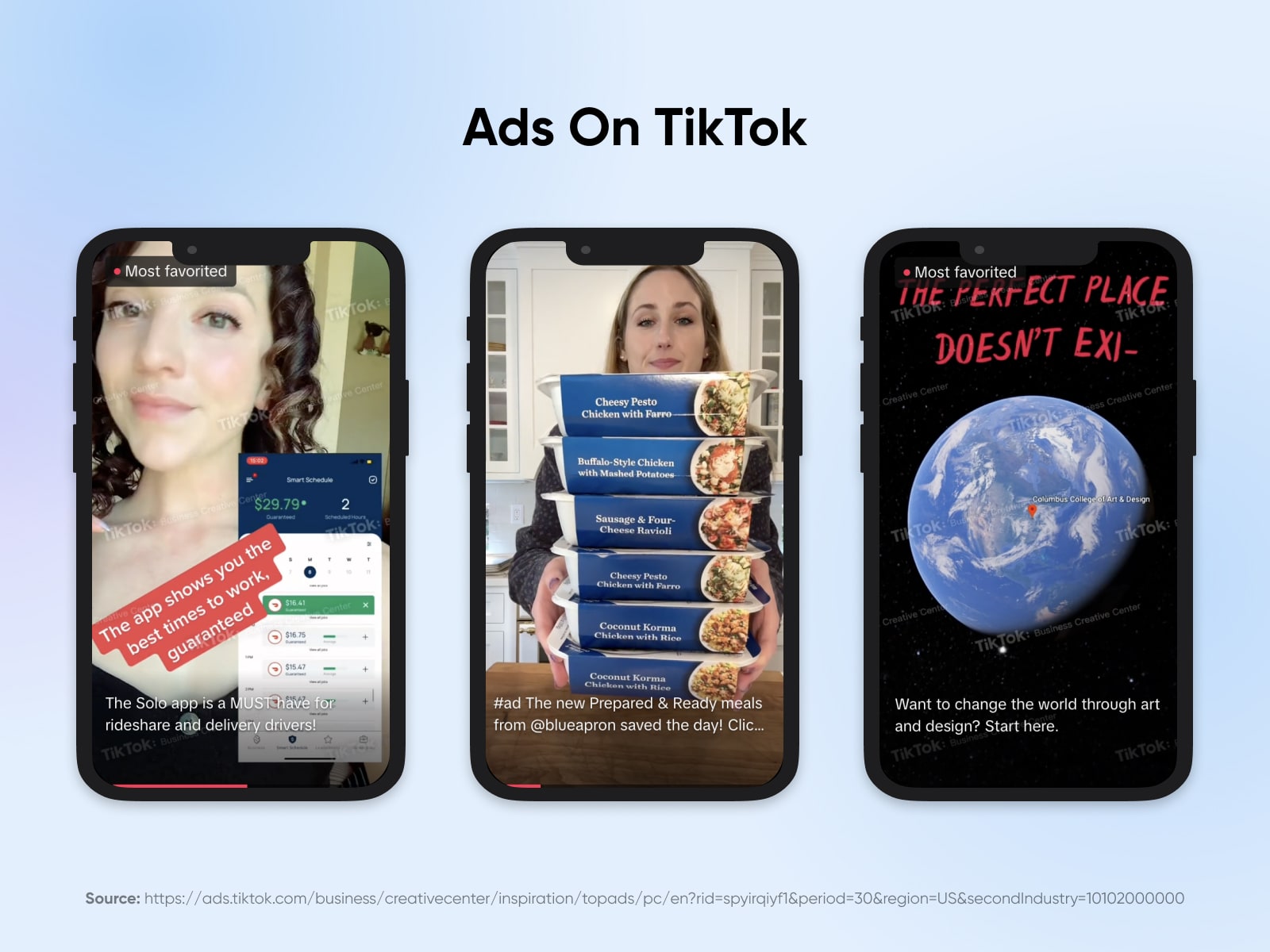 Drei Beispiele für Anzeigen auf TikTok erscheinen vor einem hellblauen Hintergrund