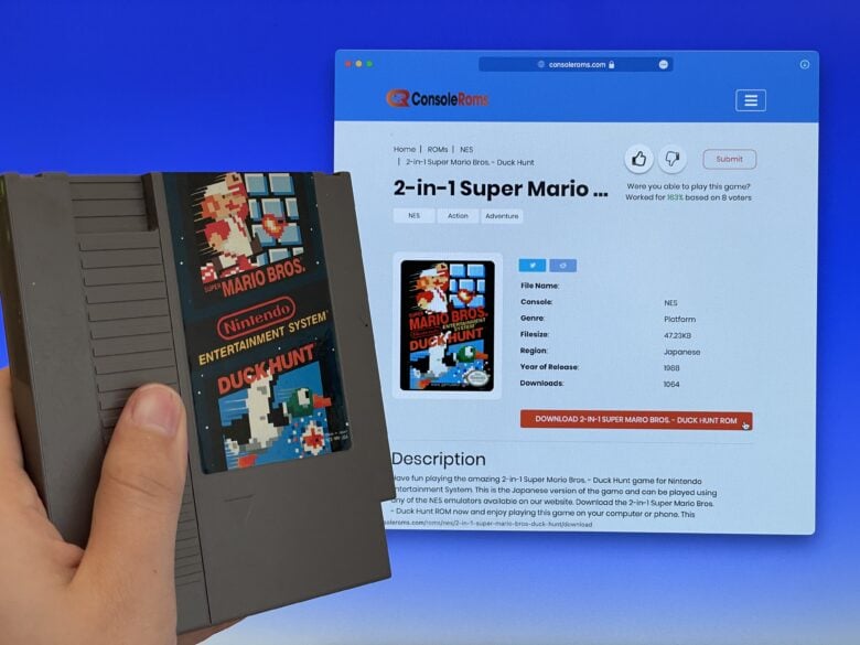 Halten Sie die Super Mario Bros.   Duck Hunt-Patrone vor einen Computerbildschirm und laden Sie gerade ein ROM desselben Spiels herunter