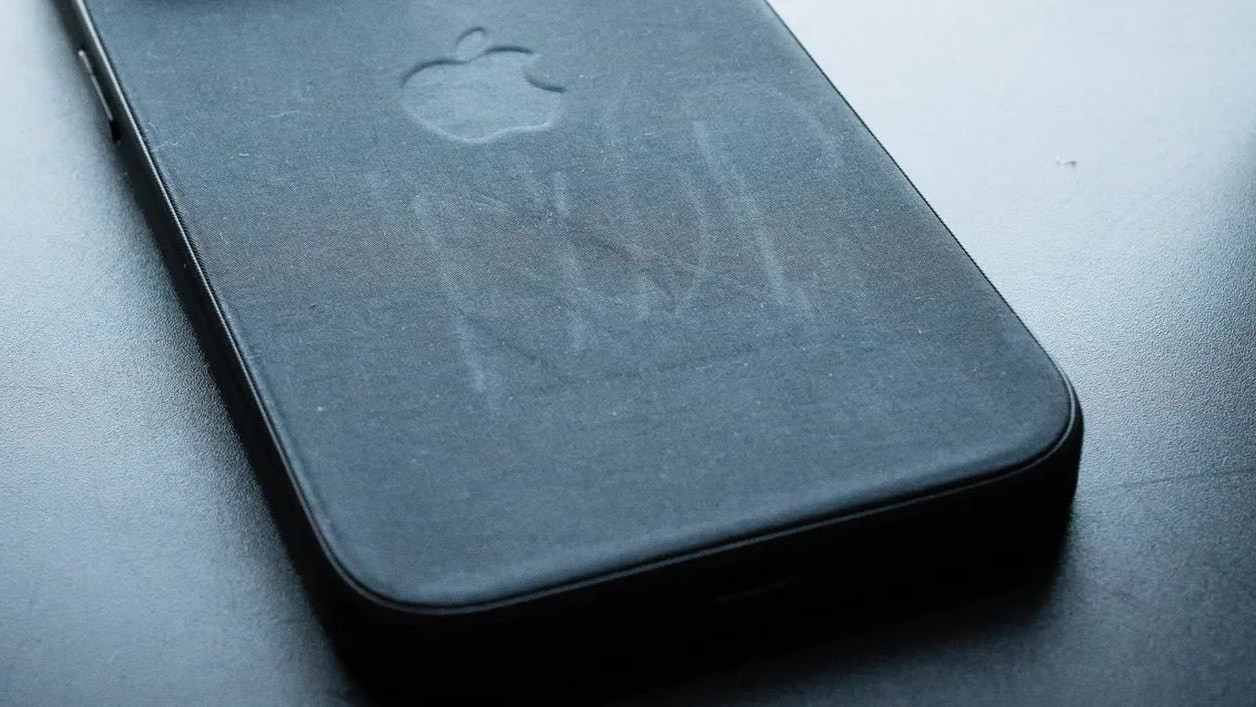 iPhone 15 Pro Max in FineWoven-Hülle mit fehlenden Kratzspuren